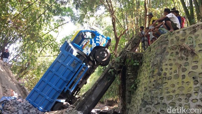 Jembatan Ambruk, Truk Pengangkut Batu Terjun ke Sungai