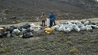 Puncak Carstensz dengan ketinggian 4.884 mdpl merupakan puncak tertinggi di Indonesia. Sayangnya, kawasan di sekitarnya tidak luput dari sampah (Adventure Carstensz)