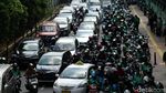 Ojol Kuasai Jalan Depan Stasiun Palmerah
