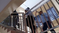 KPK mulai beraksi di Mojokerto pada Senin (23/4). Mereka menggeledah sejumlah kantor pemerintahan, juga memeriksa beberapa pejabat. (Foto: Enggran Eko Budianto/detikcom)