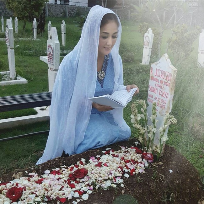 Saat mengunjungi makam sang ayah, bintang film Catatan Si Boy ini memilih tampil dengan veil berupa shawl berwarna putih dan busana bernuansa biru. Foto: Instagram Paramitha Rusady