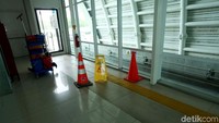Posisi tak lazim dari jalur pemandu tuna netra itu viral usai akun Twitter @aparatmati memposting video kondisi di stasiun Skytrain antarterminal Bandara Soekarno Hatta, Sabtu (5/5) kemarin.