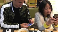 Quality time bersama putri kecilnya, Choky memilih makanan Jepang. Di depannya ada semangkuk mie udon, sementara di depan putrinya ada sepiring tempura. Tapi kok keduanya malah sibuk main gadget ya? Foto: instagram @sitohangchoky
