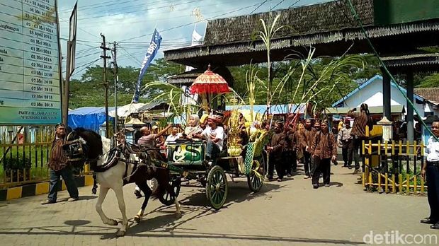 Tebu yang akan dinikahkan diarak