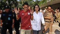 Dalam kunjungan ini Sandiaga mengenakan baju olahraga dengan celana dinas, sementara Sri Mulyani mengenakan kemeja putih dan celana hitam.