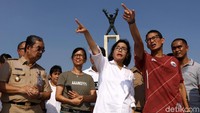 Sri Mulyani dan Sandiaga Uno melihat perkembangan renovasi Lapangan Banteng.