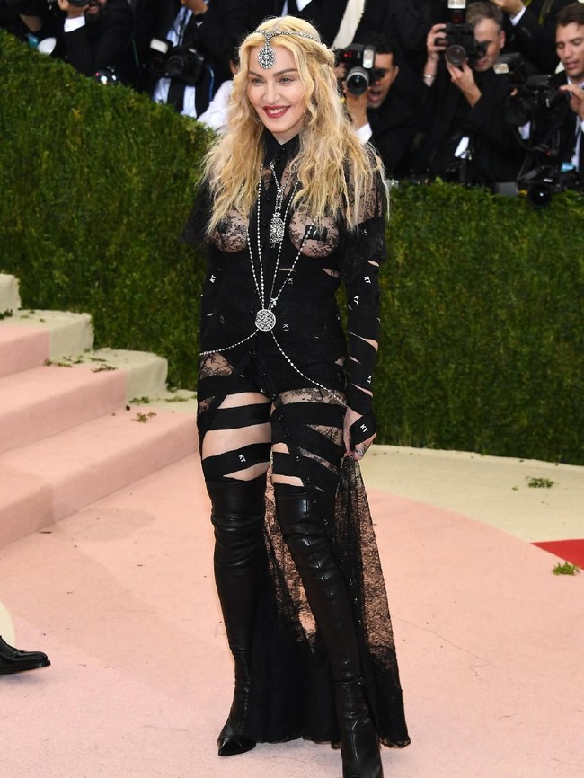 Di usia 50an, Madonna tetap berani bergaya provokatif. Tengok saja penampilannya dengan body suit menerawang Givenchy di MET Gala 2016. (Foto: Getty Images)