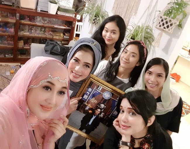 Di kesempatan lainnya, yaitu saat pengajian Paramitha Rusady kembali tampil mengenakan hijab berwarna dusty pink. Ia tampil cantik dengan balutan hijab beraksen payet. Foto: Instagram Paramitha Rusady