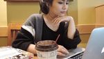 Begini Pose Manis Gita Gutawa Saat Ngopi dan Nikmati Gelato
