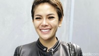 Senyum Nikita Mirzani saat berpose di depan kamera. Pool/Palevi S/detikFoto.