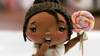 Lucu banget sih ini. Zoe selalu membagikan proses pembuatan semua karyanya gratis di channel YouTube pribadinya, lho. Foto:  Instagram @zoesfancycakes