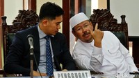 Ismail Yusanto berdiskusi dengan kuasa hukum HTI.