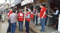Relawan dari Organisasi Bulan Sabit Merah Turki mendatangi warga yang menjadi korban banjir, untuk memberi bantuan. Warga dan relawan bersama-sama membersihkan kekacauan yang ditinggalkan banjir bandang. Foto: Turkish Red Crescent Ankara via Twitter/@TurkKizilayi