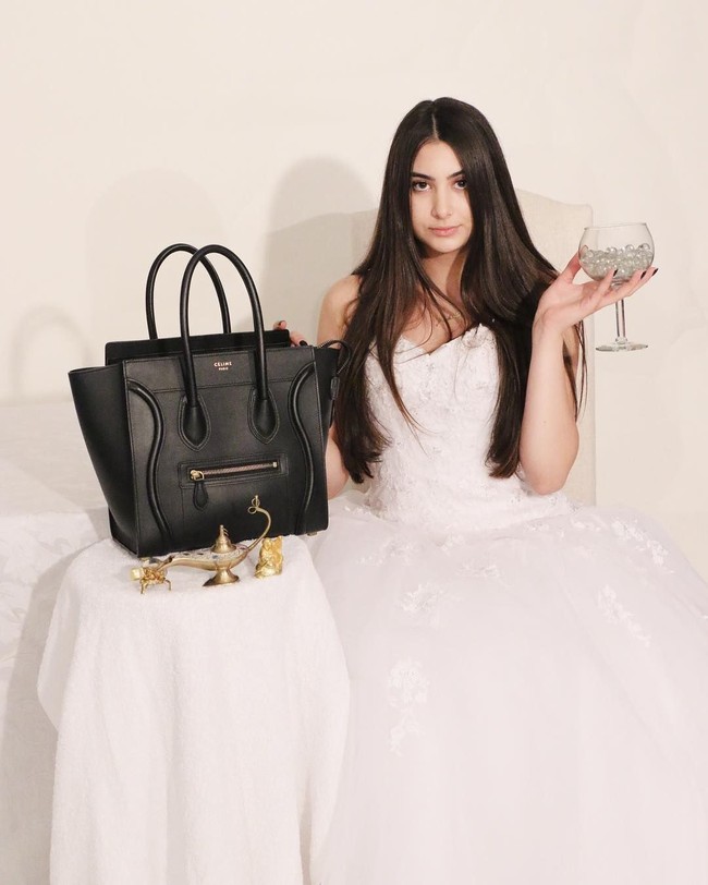 Hidup mewah tentu tak pernah lepas dari remaja asal California ini yang uang sakunya mencapai Rp 67 juta sebulan. Namun, baru-baru ini, ia jadi sorotan karena mengeluh uang bulanannya itu dipotong oleh sang ibu menjadi Rp 13 jutaan dan mengaku jadi hidup susah. Foto: Instagram