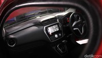 Untuk Datsun Go dihadirkan dengan transmisi matik yang disebut teknologi X-Tronic CVT. Namun untuk Datsun Go+ masih dengan transmisi manual.