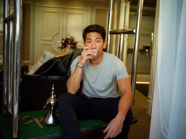 Gaya Makan Pangeran Abdul Mateen hingga Cara Dude Harlino Bersilaturahmi