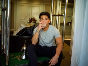 Gaya Makan Pangeran Abdul Mateen hingga Cara Dude Harlino Bersilaturahmi