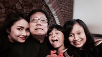 Manisnya pose Gita, ketika merayakan ulang tahun sang ayah yang ke 54. Kue cokelat jadi pilihan Gita dan keluarga untuk merayakan ulang tahun sang ayah. Foto: Instagram @gitagut