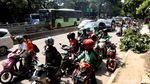 Foto-foto Bus TransJ Seruduk Pembatas Jalan di Simprug