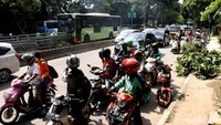 Insiden tersebut menyita perhatian para pemotor yang melintas.