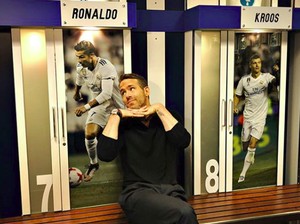 Tatapan Manja Ryan Reynolds ke Cristiano Ronaldo