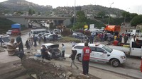 Terjangan banjir bandang membuat situasi jalanan di Ankara kacau. Enam orang dilaporkan luka-luka ringan akibat banjir bandang ini. Foto: Turkish Red Crescent Ankara via Twitter/@TurkKizilayi