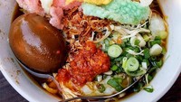 Yang satu ini sajian bubur ayamnya agak berbeda dari yang biasa. Namanya Bubur Ayam Jakarta Bang Udin yang ada di Jalan Indraprasta Semarang. Buburnya berkuah kecap dengan paduan telur pindang. Kalau makan bubur Anda tim aduk apa nggak? Foto: Instagram @kokodemenkuliner