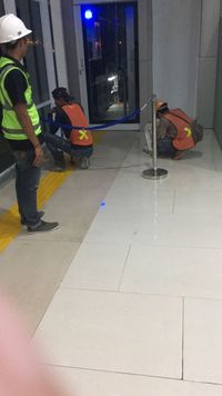 Jalur tuna netra yang mengarah ke jendela diperbaiki