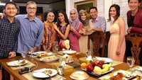 Bersama dan sang istri, Alyssa Soebandono, Dude dan rekan artis lainnya terlihat akrab makan malam bersama. Foto: Instagram @dude2harlino