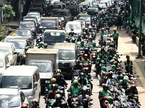 Ojol Kerap Parkir di Jalan, Sandiaga Panggil Go-Jek dan Grab