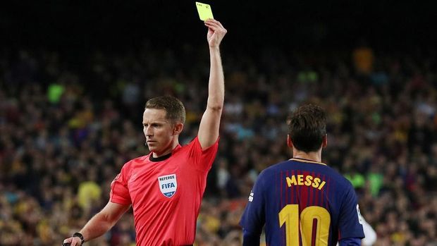 Lionel Messi mendapat kartu kuning setelah melakukan pelanggaran keras terhadap Sergio Ramos. (