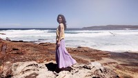 Anne juga suka ke pantai lho! (cocoannne/ Instagram)