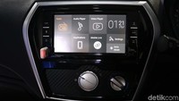 Layar dengan 6.75 head unit touch screen lengkap dengan bluetooth, USB, AUX dan Smartphone Connection melengkapi mobil ini.