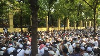 Pantauan detikcom, massa HTI tampak duduk di sepanjang Jalan Sentra Primer Baru Timur, Senin (7/5/2018). Massa HTI mayoritas memakai pakaian putih lengkap dengan peci.