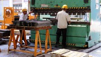 Para pekerja menyelesaikan pembuatan kereta LRT.