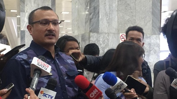 Amerika futboli oynayotgan yalangoch qizlar