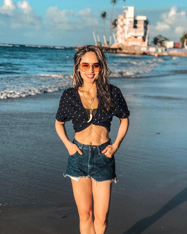 Liburan ke Puerto Rico, crop top dan celana denim pendek menjadi pilihan Cinta Laura. Perutnya yang six pack pun terlihat jelas. Foto: Dok. Instagram Cinta Laura
