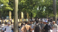Jalan Sentra Timur sendiri ditutup mulai dari samping Wali Kota Jaktim menuju PTUN. Sementara itu, sejumlah personel polisi membuat blokade di depan massa HTI yang sedang membaca doa itu. Terlihat juga beberapa polisi bersiaga di dalam gedung PTUN.