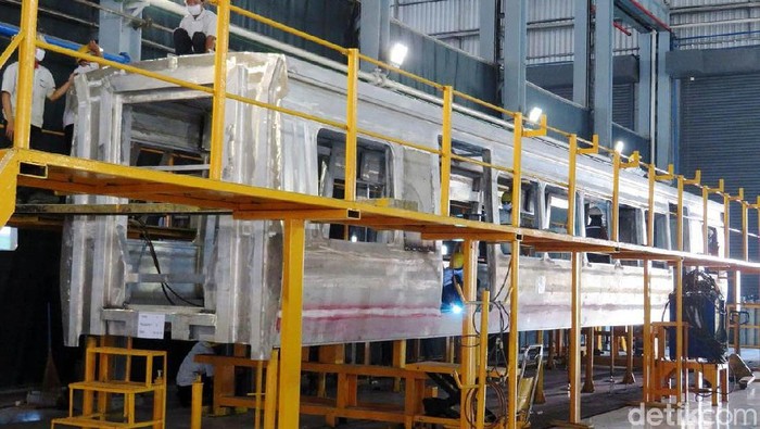 Danantara Wajibkan Operator Kereta Beli dan Perbaikan di INKA