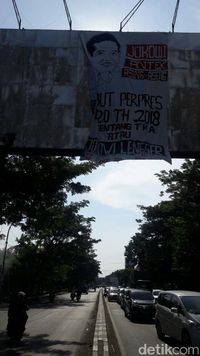 Spanduk Karikatur Jokowi Antek Asing Terpampang di Makassar