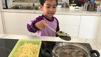 Ini dia anak pertama Ustad Solmed dan April Jasmine. Namanya Sulthan. April sedang mengajarinya cara membuat bakso untuk tugas sekolahnya. Foto: Instagram @apriljasmine85