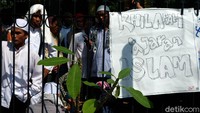 Sidang putusan juga dihadiri oleh massa pendukung HTI.