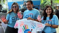 Hadir dalam acara tersebut Head of Consumer Banking Citi Indonesia Cristina Teh Tan, CEO Citi Indonesia Batara Sianturi dan Director, Country Head of Corporate Affairs Citi Indonesia Elvera N. Makki  saat mewarnai T-shirt dengan kata-kata motivasi dalam acara Global Community Day (GCD) 2018. Foto: dok. Citi Indonesia