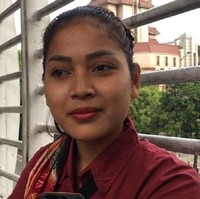 Penjual getuk cantik yang bernama Teh Ninih ini sempat viral. Wanita asal Indramayu ini bahkan sering tampil di layar kaca karena kepopulerannya itu. Namun, pada Juli 2017 lalu, Teh Ninih terlihat kembali berjualan getuk di jembatan Kuningan, Jakarta Selatan. Foto: Istimewa