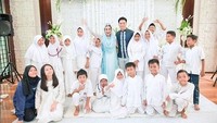 Tidak hanya itu ia juga mengundang anak yatim piatu. Foto: Dok. Instagram/riniyulianti