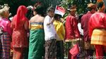 Berbusana Tradisional, Ratusan Anak Ramaikan Kedatangan PM China