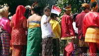 Sejumlah anak menyambut kedatangan PM Li Keqiang dengan mengibarkan bendera MErah Putih berukuran kecil.