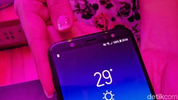 Untuk kebutuhan selfie, ada kamera depan 24 MP dengan aperture f/1.9. Foto: detikINET/Adi Fida Rahman