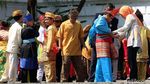 Berbusana Tradisional, Ratusan Anak Ramaikan Kedatangan PM China