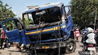 Kondisi truk rusak parah.